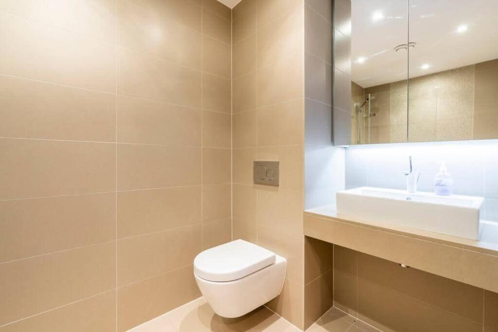 1 Bedroom Penthouse Flat In East Лондон Экстерьер фото