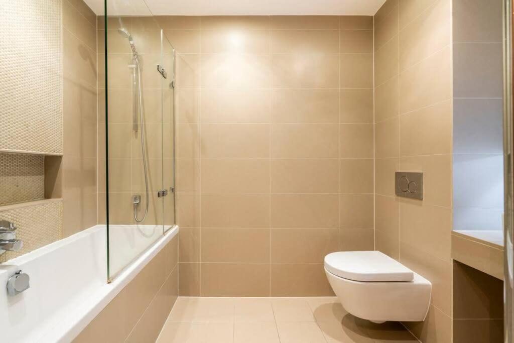 1 Bedroom Penthouse Flat In East Лондон Экстерьер фото
