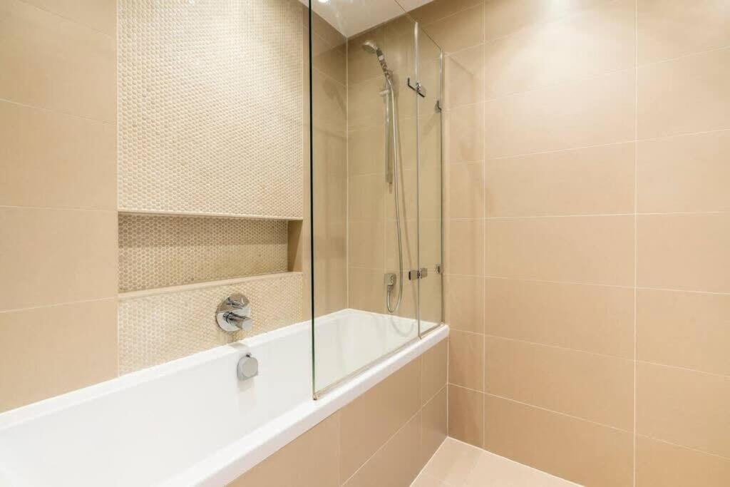 1 Bedroom Penthouse Flat In East Лондон Экстерьер фото