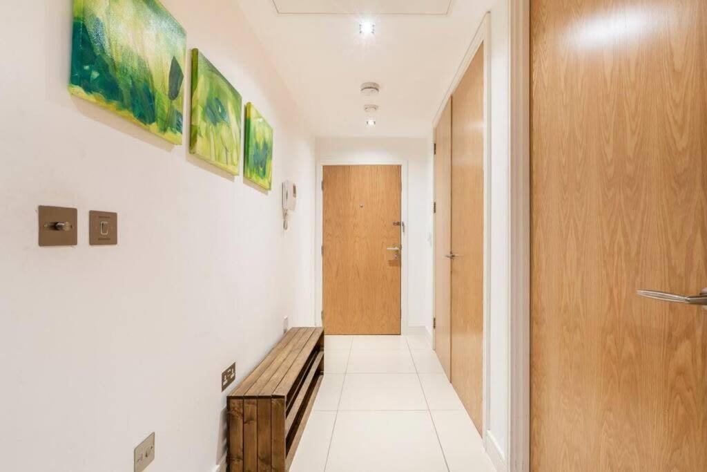 1 Bedroom Penthouse Flat In East Лондон Экстерьер фото